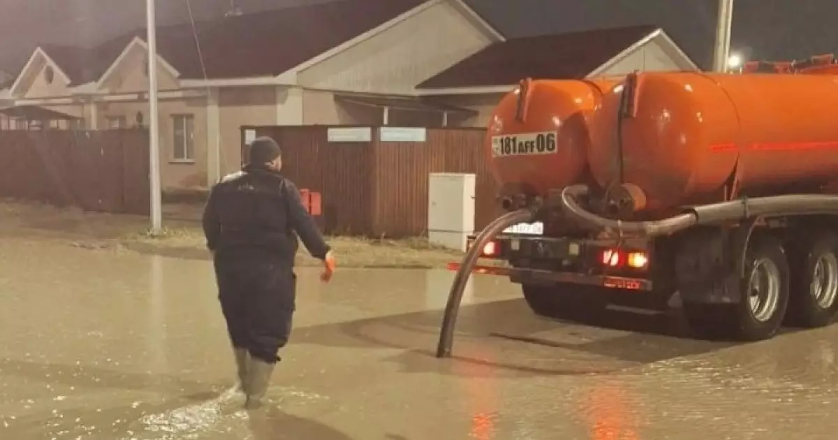  Атырауда нөсер жаңбырдан соң қозғалыс қиындады 