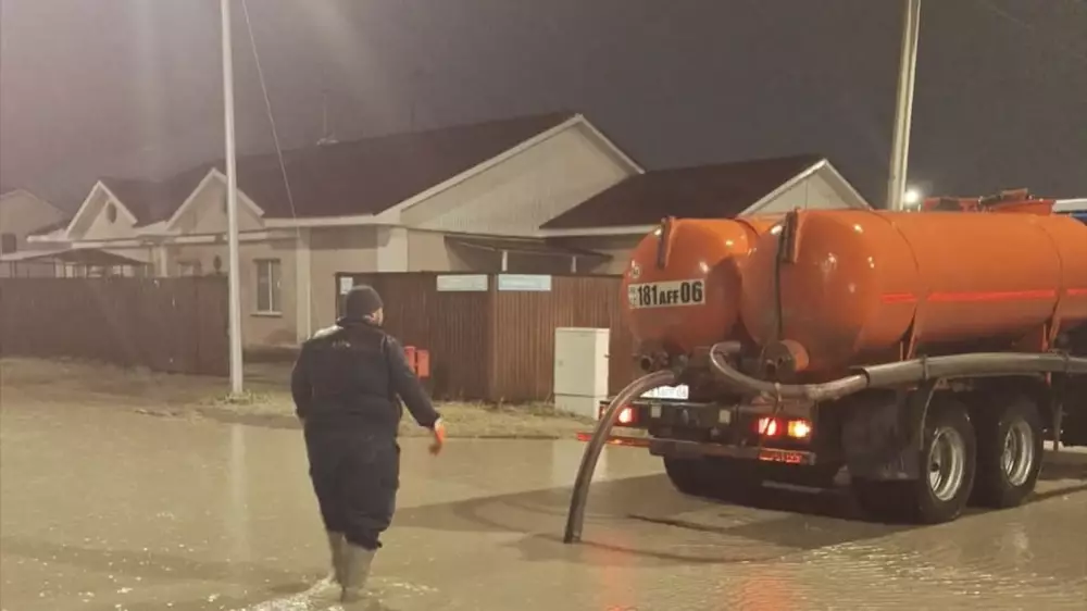 Нөсер жаңбырдан кейін Атырауды су басты - видео