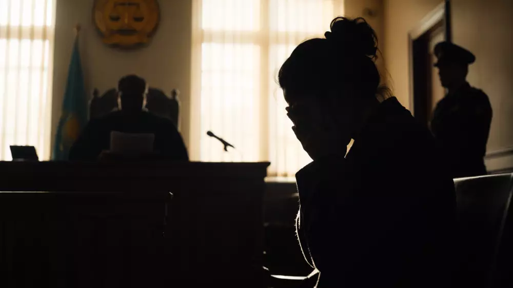 Күйеуін құтқарамын деп адамды өлтіріп алды - сот қазақстандық әйелді босатты