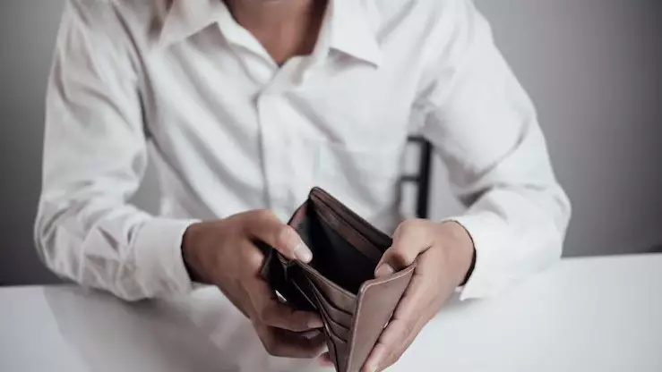 Должники по алиментам передали имущество детям