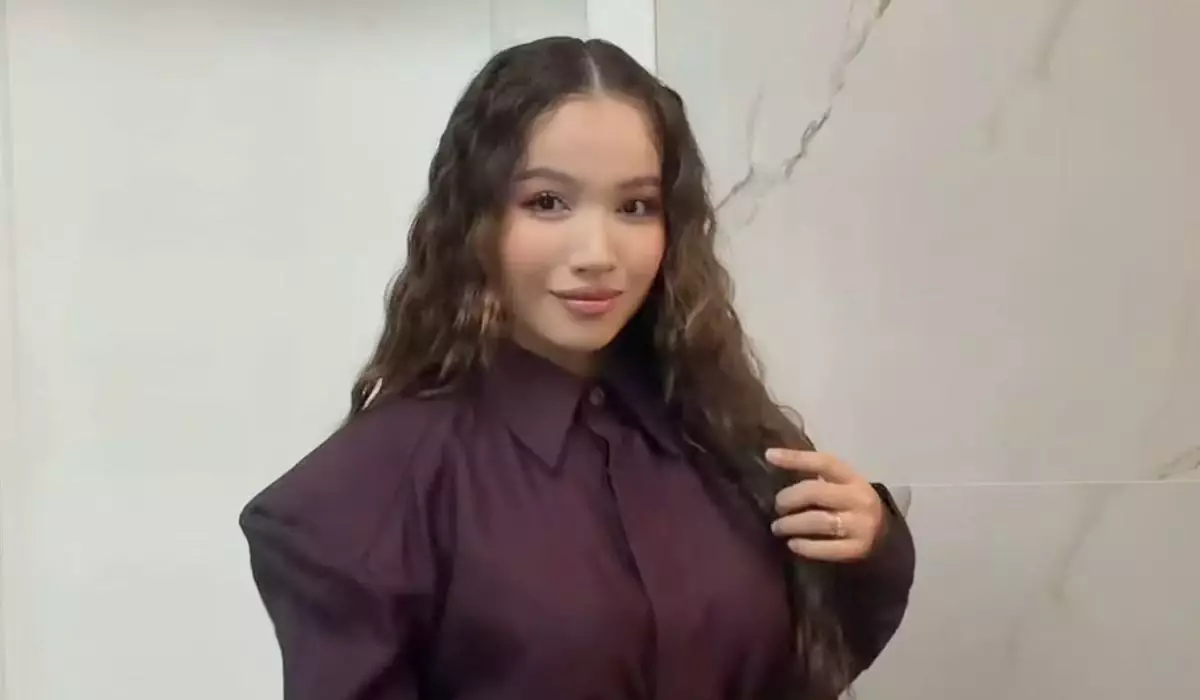 "Әр адамның өз жолы бар": Орамалын шешкен Абай Бегейдің блогер қызы оқырмандарына үн қатты