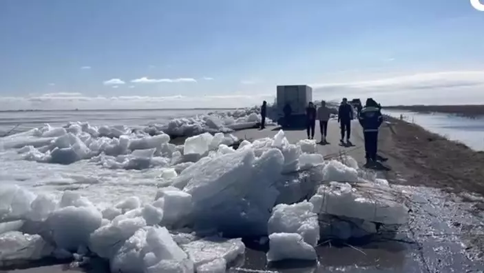 Лед с озера вынесло на трассу Костанай–Кокшетау