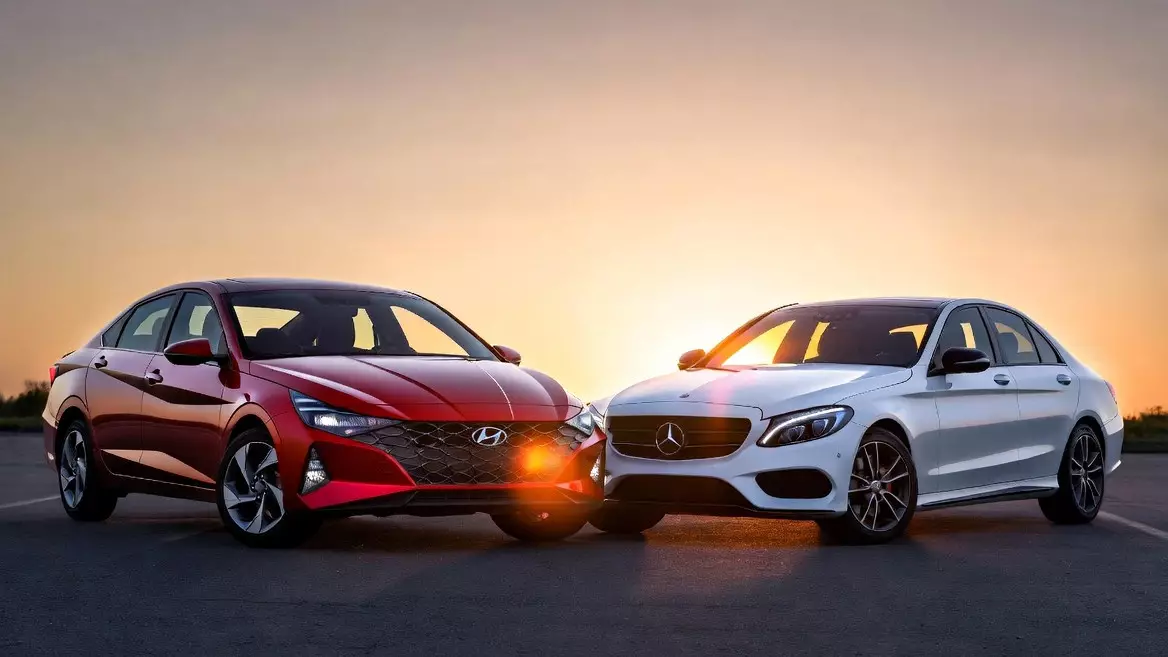 Жаңа Hyundai Elantra мен ескі Mercedes-Benz арасындағы тартыста кім жеңеді?