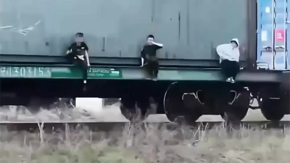 Алматыда балалардың пойыздағы қауіпті ойыны: полиция ата-аналарды жауапқа тартты