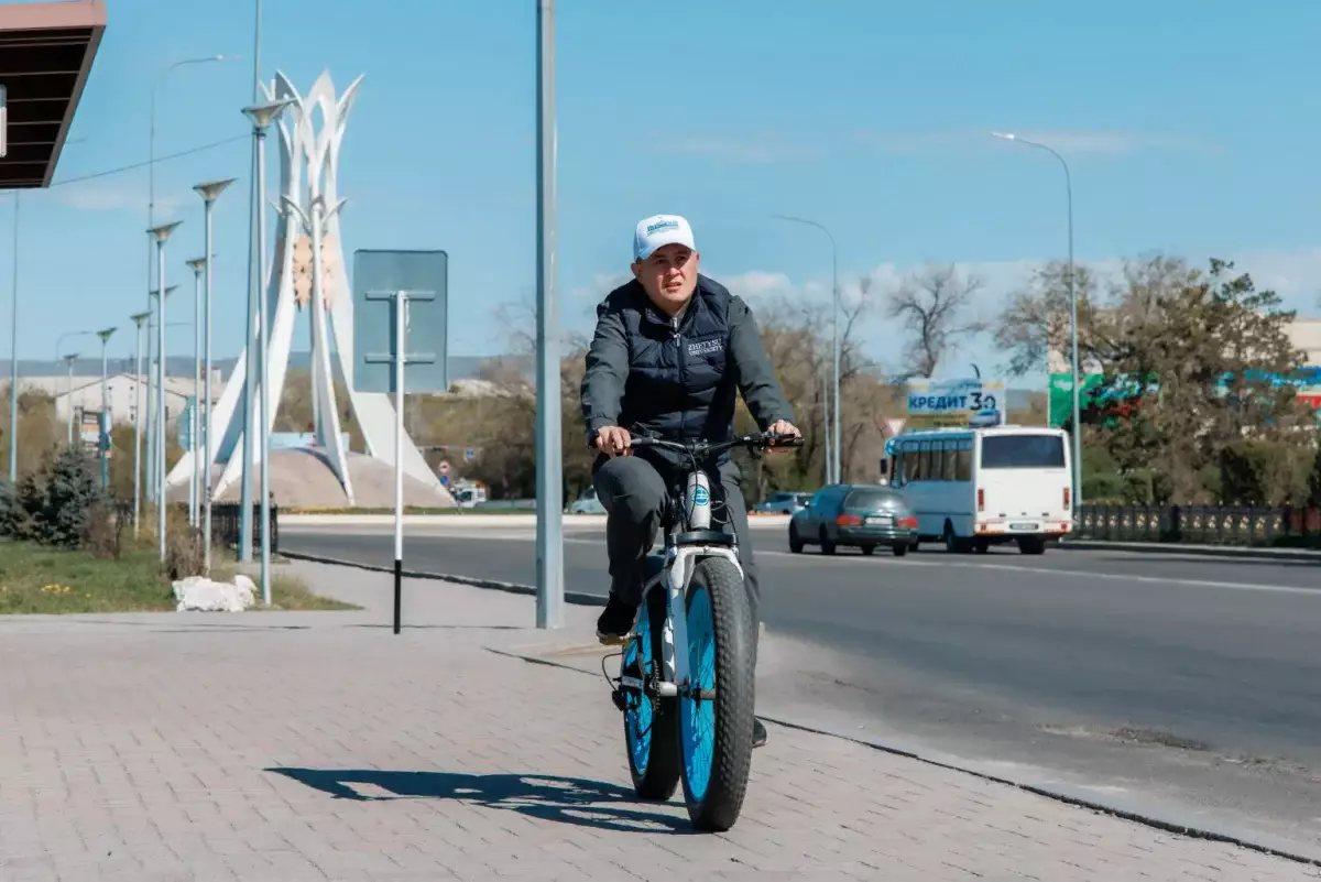 Автокөліксіз күн: мұғалімдер жұмысқа велосипедпен келді