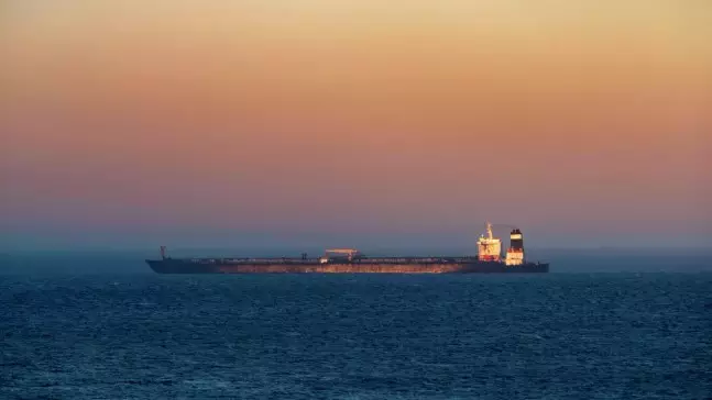 Иранский супертанкер прошел через Ормузский пролив несмотря на блокаду США