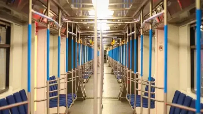 В метро Ташкента пообещали наказать машиниста за поезд с открытой дверью