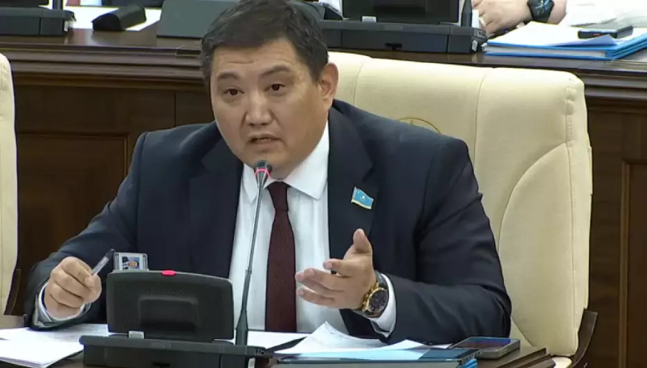 «Айыппұл арқалайды»: Бақытжан Базарбек аулаға көлік қоятындарға ескерту жасады