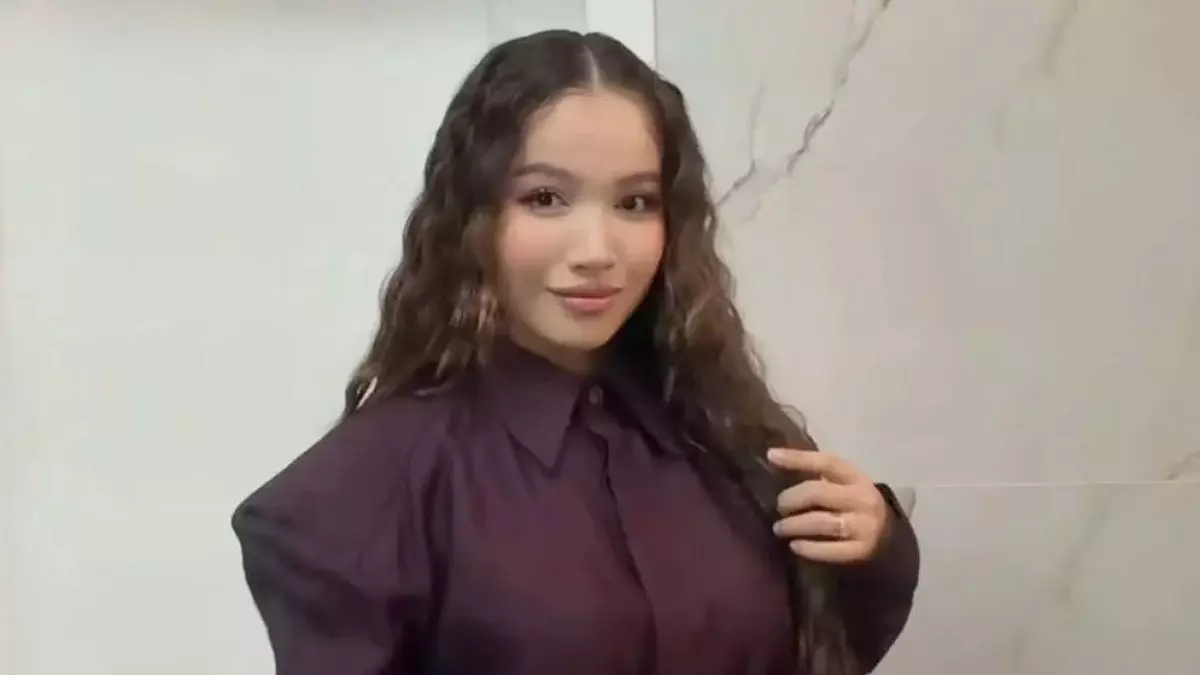 «Мен де пендемін»: Абай Бегейдің қызы орамалын шешкеннен кейін алғаш рет пікір білдірді