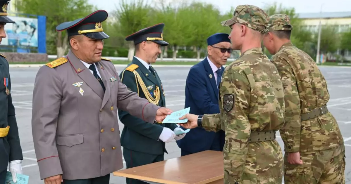  Гвардейск гарнизонында 600 әскери қызметкерге сертификат табысталды 