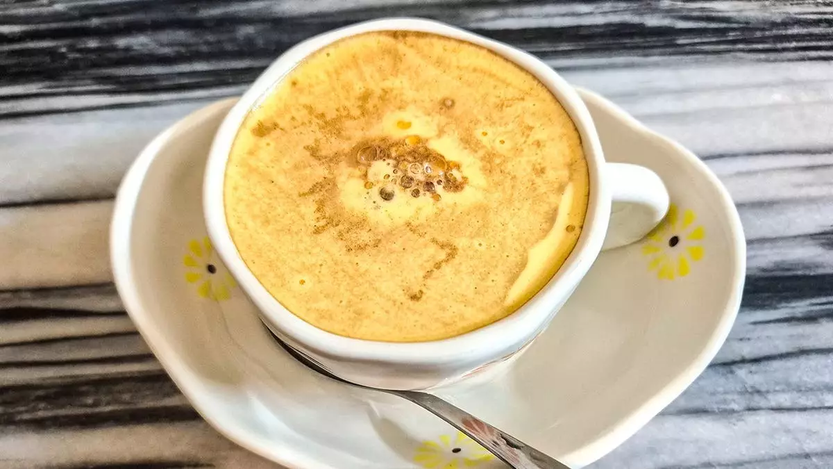 Напиток "яичный кофе" стал вирусным в соцсетях, а врач предупредил о скрытой угрозе для здоровья.