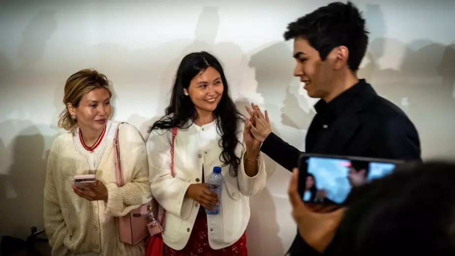 "Счастлива и горжусь им". Бибисара Асаубаева отреагировала на победу Синдарова в Турнире претендентов