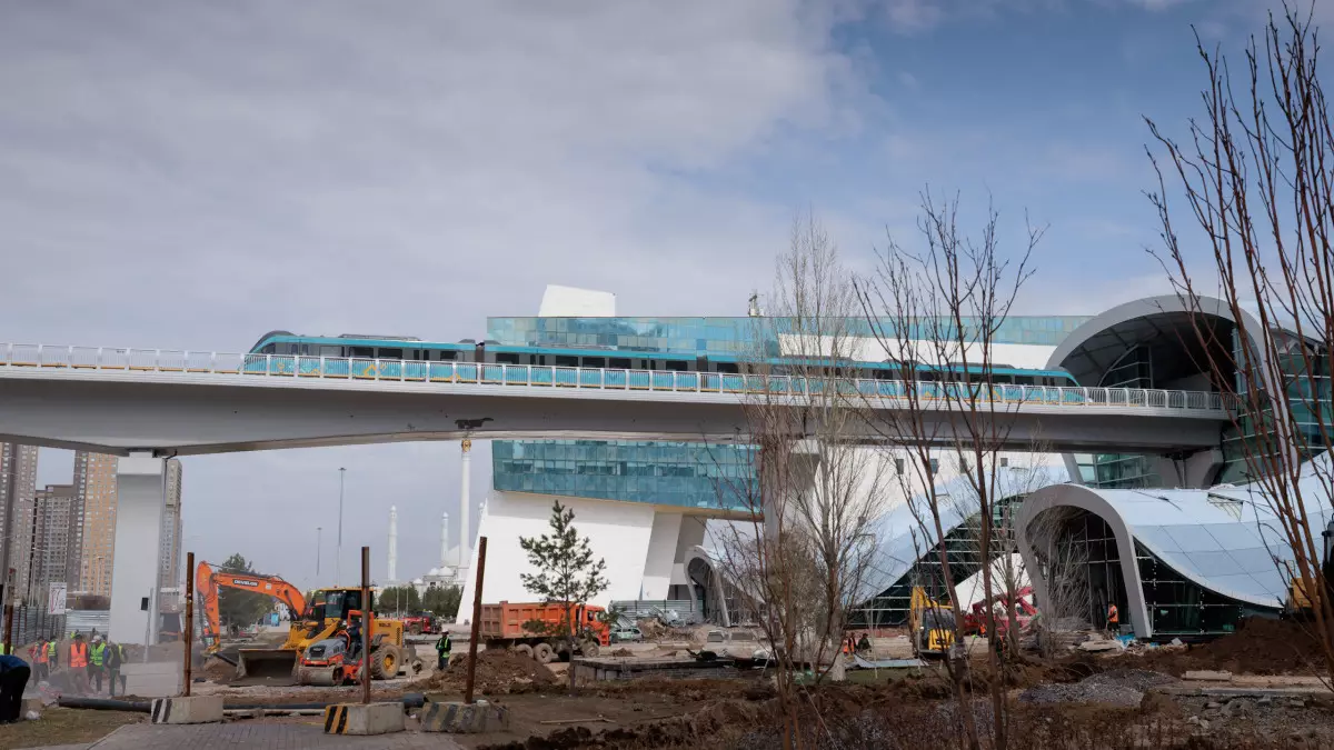 Фотограф из Астаны показал другую сторону строительства LRT