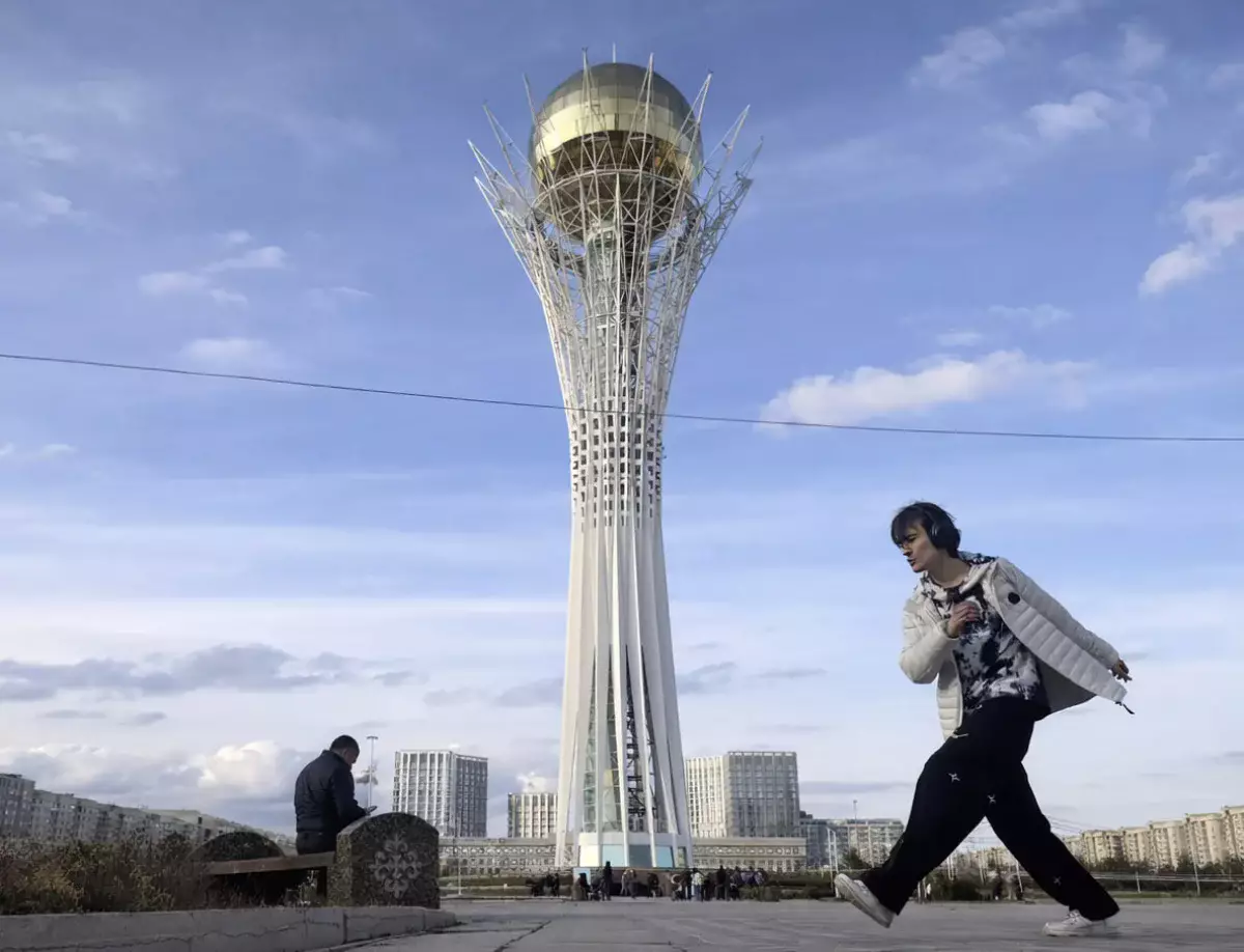 Россиянин станцевал у Байтерека после получения повестки в военкомат