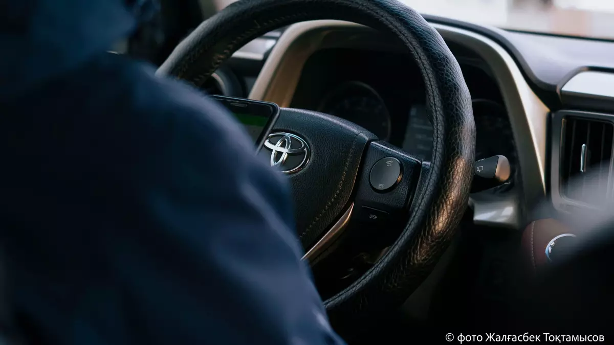 Көліктегі қауіпсіздік белдігі мен телефон пайдалану: ІІМ кімдер жазаланғанын айтты