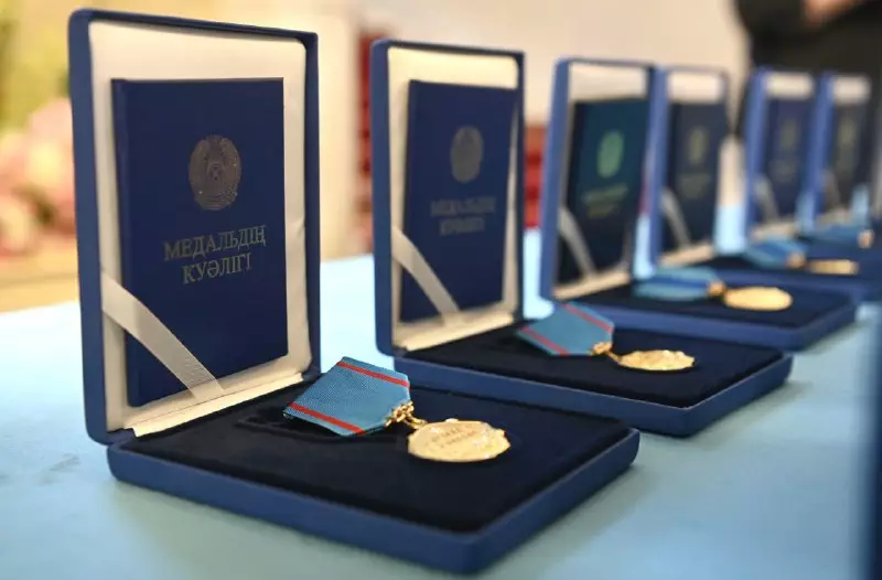 «Атақ-даңқ 300 мың теңгеге сатылып жатыр»: Депутат қолдан жасалған марапаттарды сынады