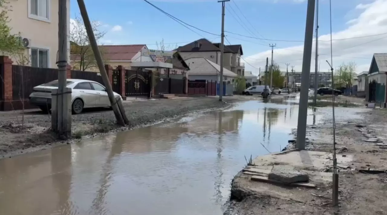 Атырауда нөсерден кейін көшелерді су басты 