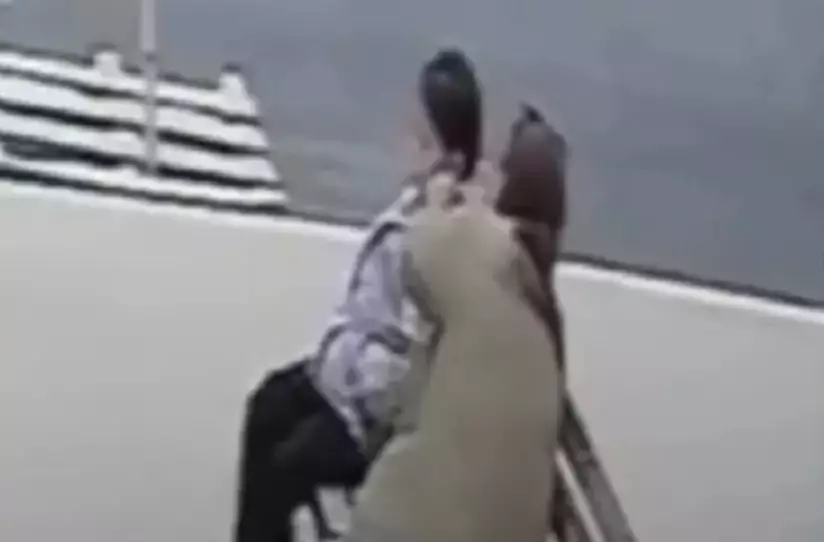 “Қисайып қалыпты“ деген“: Ақтауда әйел кішкентай қыздың құлағынан алтын сырғасын шешіп алып кеткен