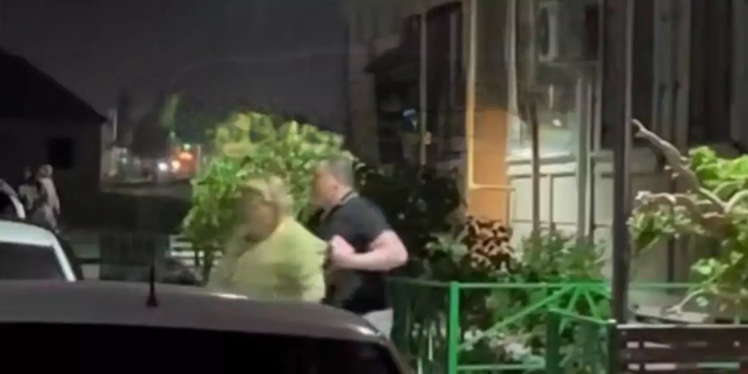 Шымкентте жасы үлкен әйел жүкті әйелді ұрып соқты (ВИДЕО)