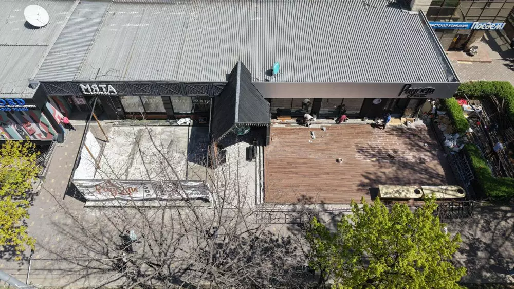 В Алматы снесли летник популярного лаундж-бара