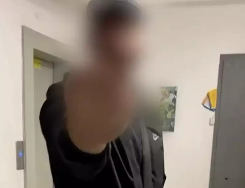 Бил по двери и пугал ребёнка: в Павлодаре выселили буйного соседа