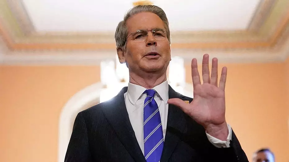 Бессент предупреждает заправочные станции, что Министерство финансов проследит за их "честностью" после скачка цен.