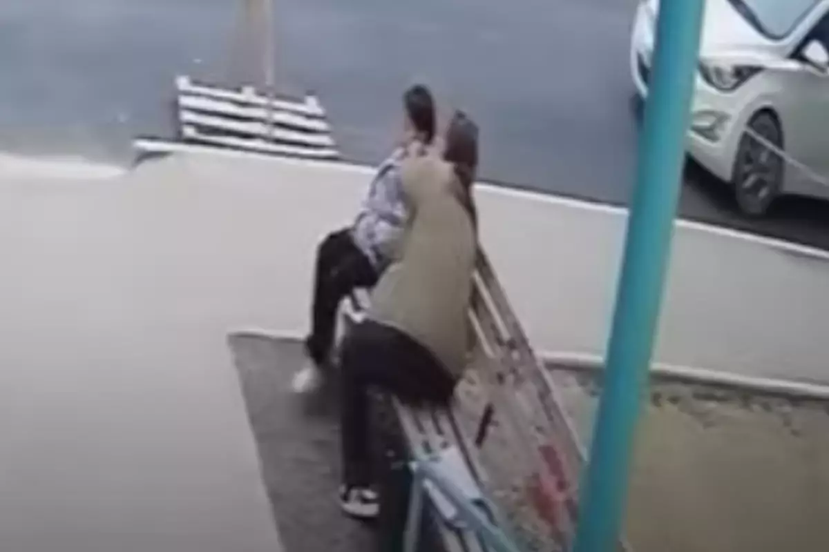 Сняла золотые серьги с девочки и скрылась: подозреваемую задержали в Актау