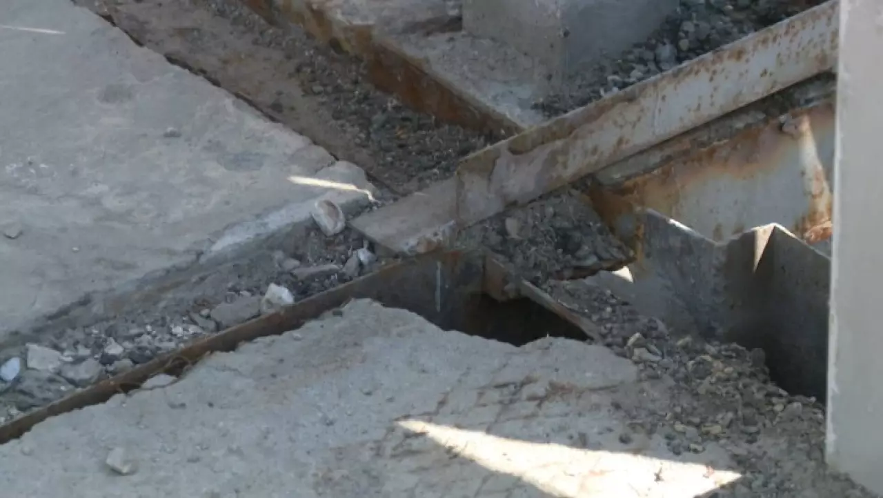 Пешеходный мост возле Парка Первого Президента разрушается в Алматы