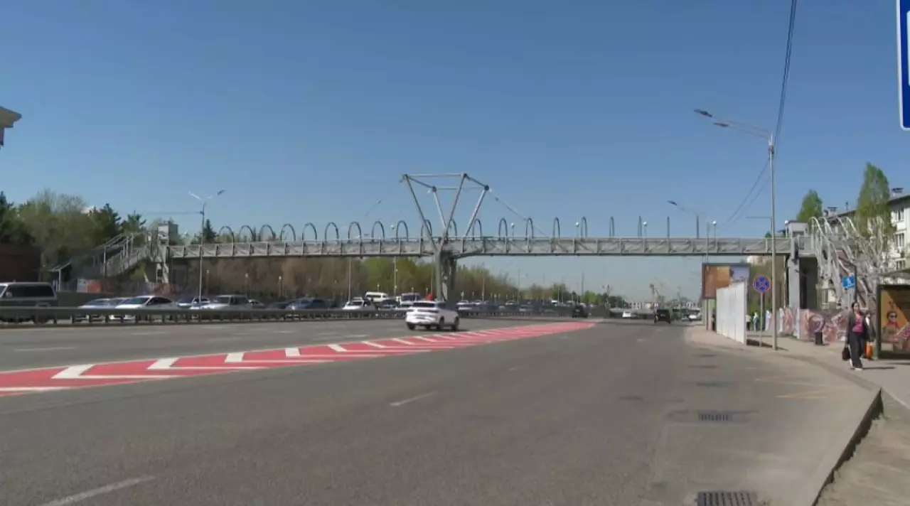 Алматыда жаяу жүргіншілер көпірі жөндеуден өтеді