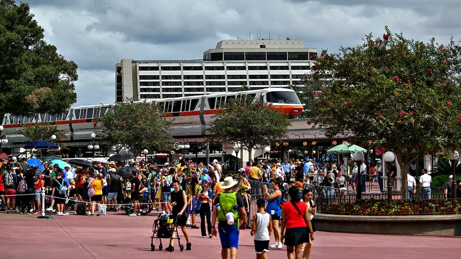 В Disney World вновь используют обращение "дамы и господа" после нескольких лет гендерно-нейтральных сообщений.