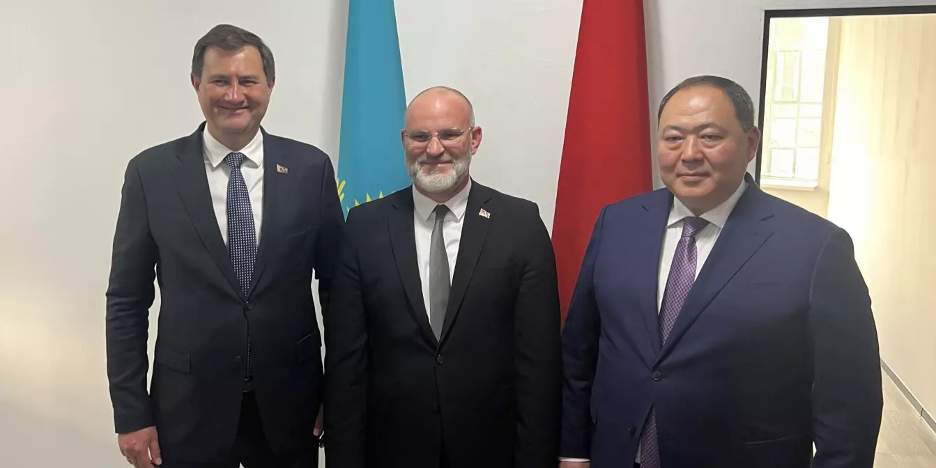 Максим Рыженков в ходе визита в Казахстан открыл Генеральное консульство.