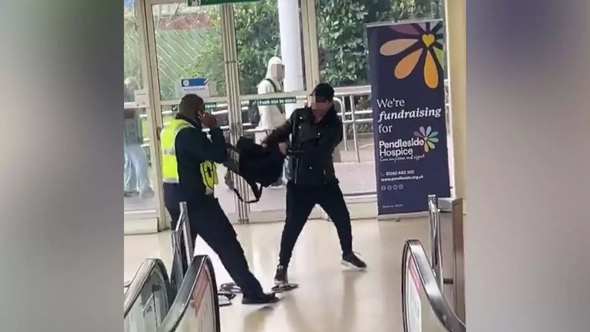 Сумка магазинного вора порвалась на эскалаторе, рассыпав десятки стейков по полу.