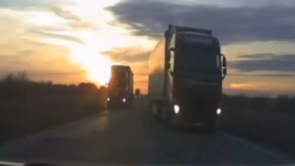 «Періштесі қақты»: Ақтөбеде ер адам жүк көліктерінің ортасынан өтіп, аман қалды