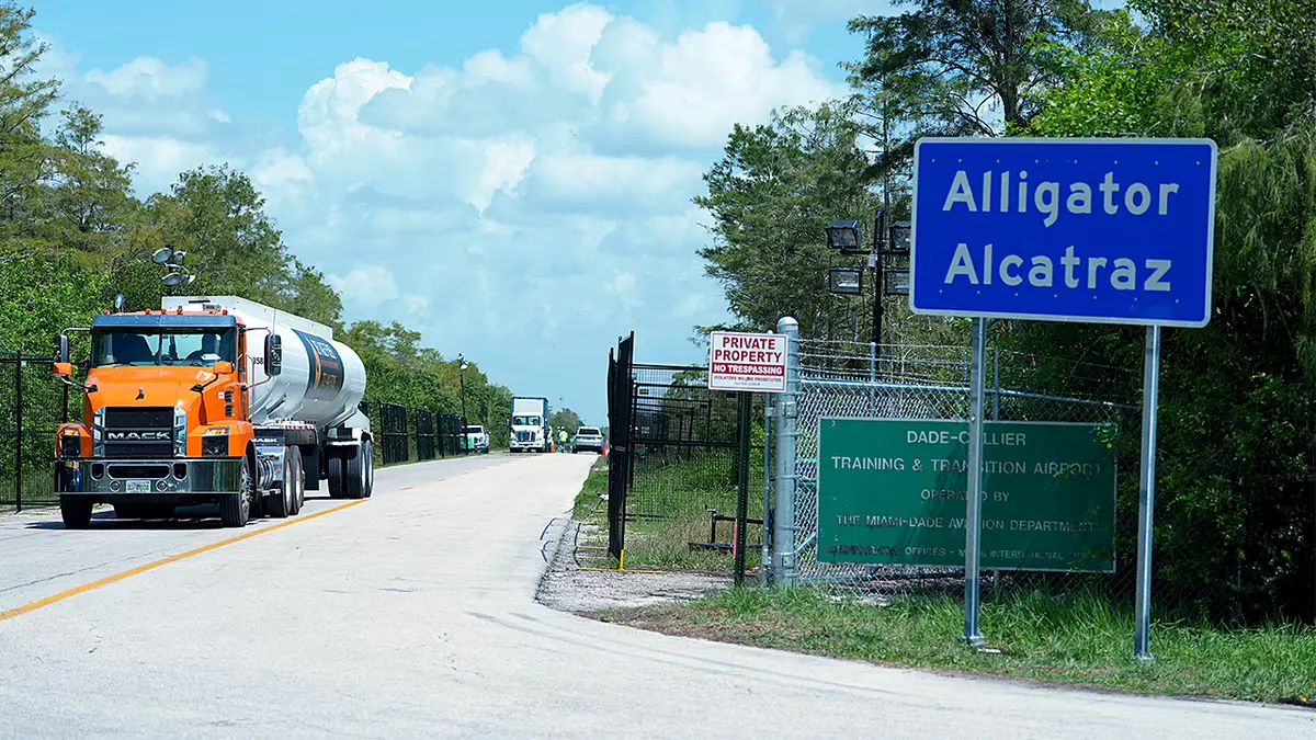 Охранники "Аллигатор-Алькатраса" избивали и применяли перцовый баллончик к задержанным, заявил адвокат.