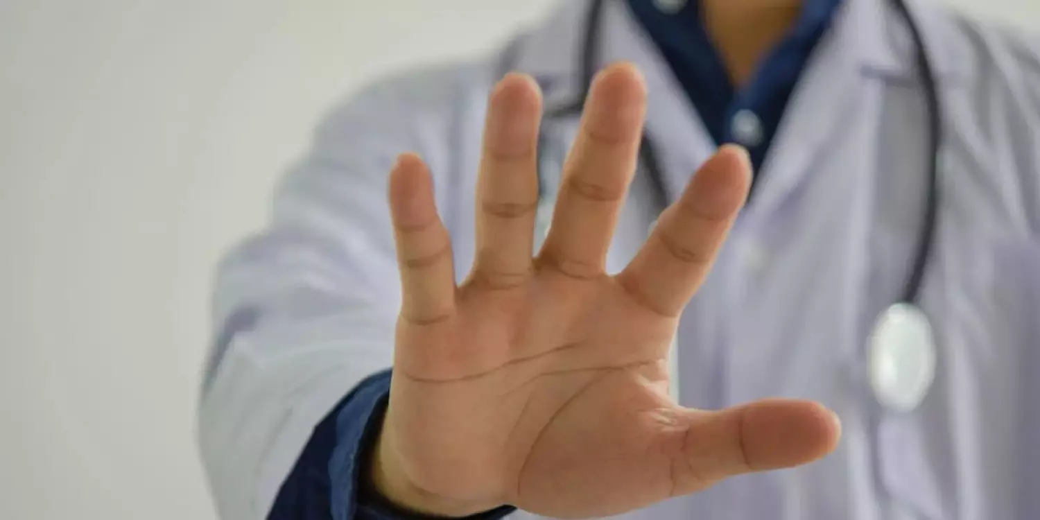 Екібастұзда мас күйдегі ер адамдар дәрігерді есінен танғанша соққыға жықты