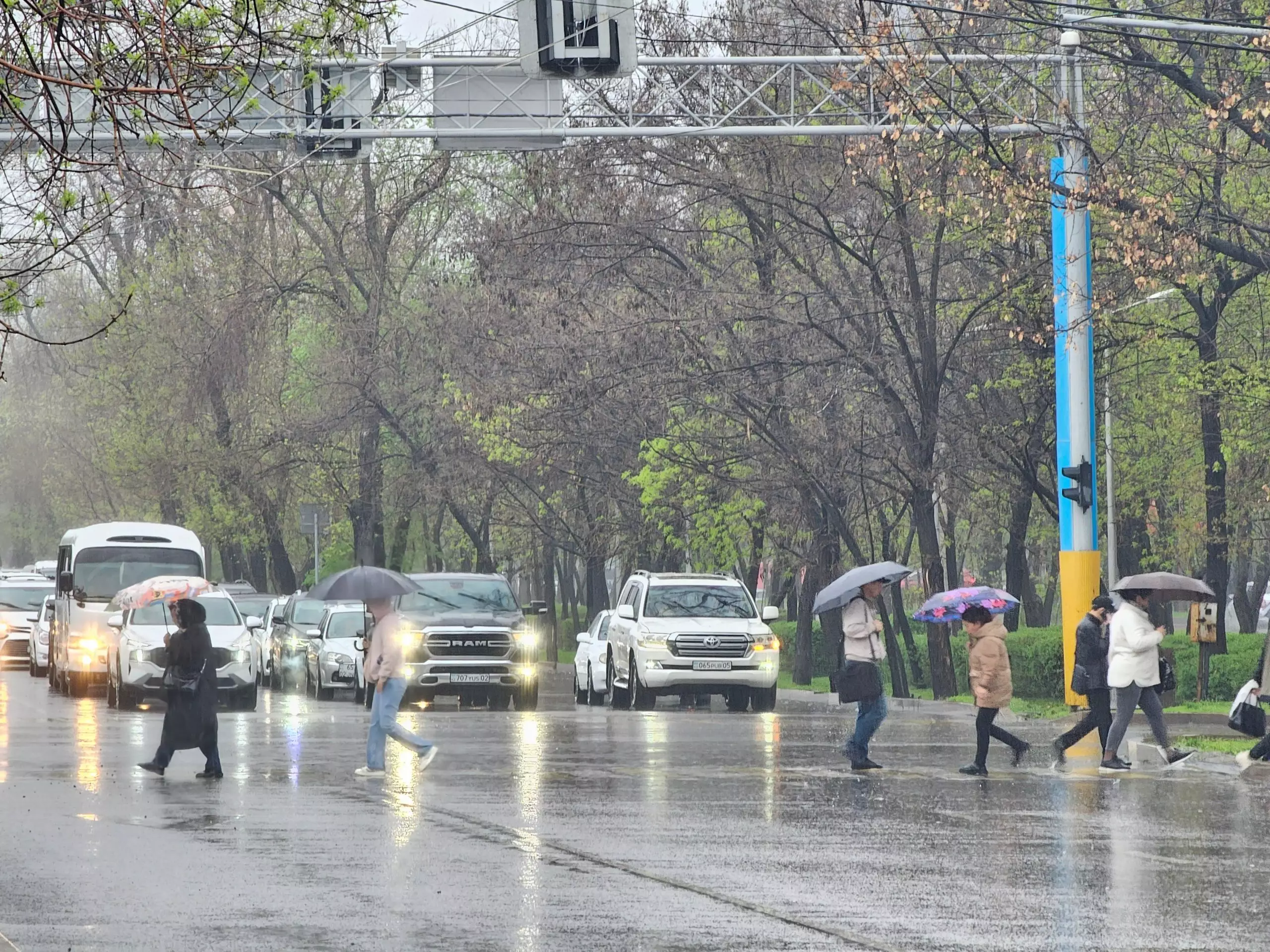 Алматының коммуналдық қызметі нөсер жаңбырға байланысты күшейтілген режимге көшті