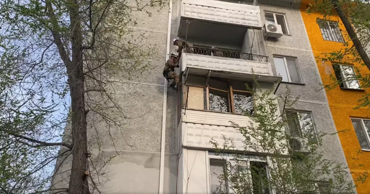  Қонаев қаласында 4 жастағы бала пәтерде қамалып қалған 