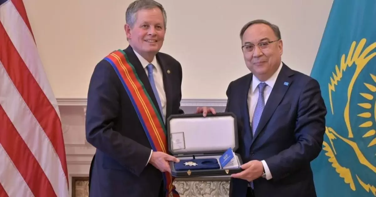  Қазақстан Президентінің Өкілі Вашингтонда АҚШ сенаторын марапаттады 