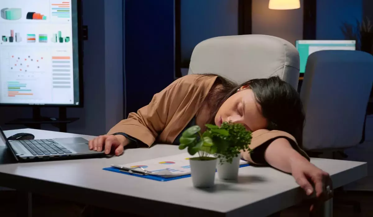 Әйел төмен жалақыға қарсылық ретінде жұмыста бес сағат ұйықтап қалған