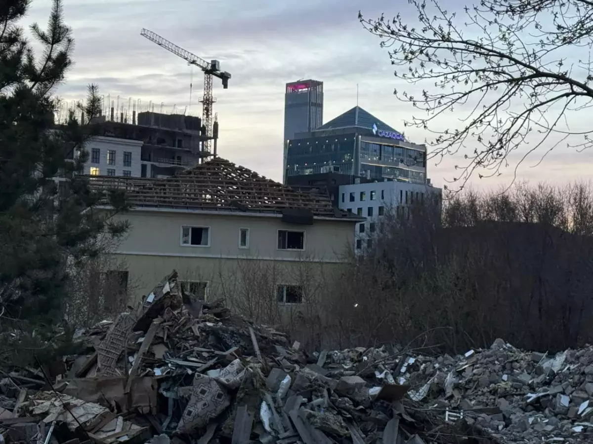 «Золотая» земля за копейки: у жителей поселка в центре Астаны со скандалом отбирают дома