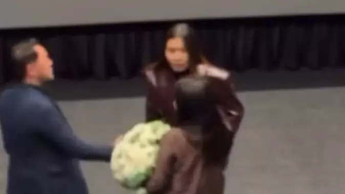 Күйеуін көңілдесімен театрда ұстап алған әйел екеуін де аямай сабады (Видео)