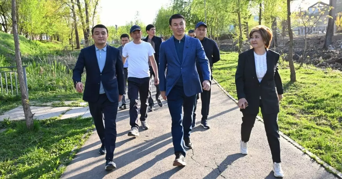  Алматы әкімі Жетісу ауданындағы абаттандыру жобаларымен танысты 