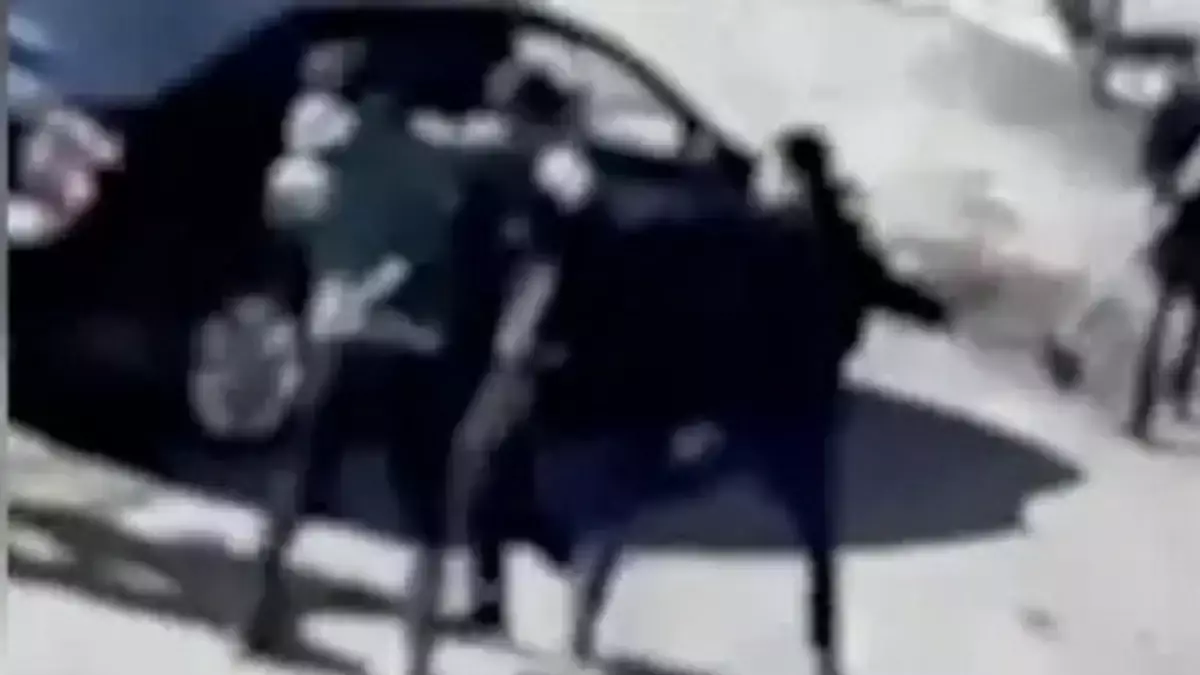 Астанадағы мектепте жасөспірімдер көлік үшін жаппай төбелескен (ВИДЕО) 