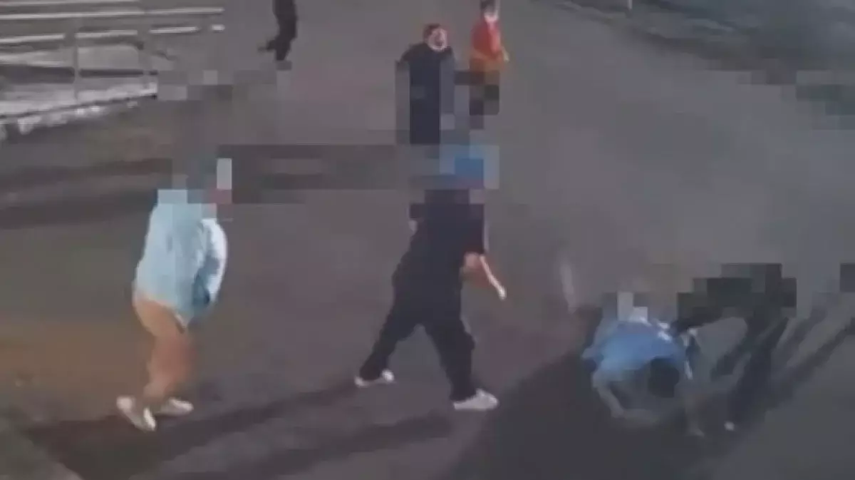 Екібастұзда емделушінің достары дәрігер мен медбикені соққыға жыққан