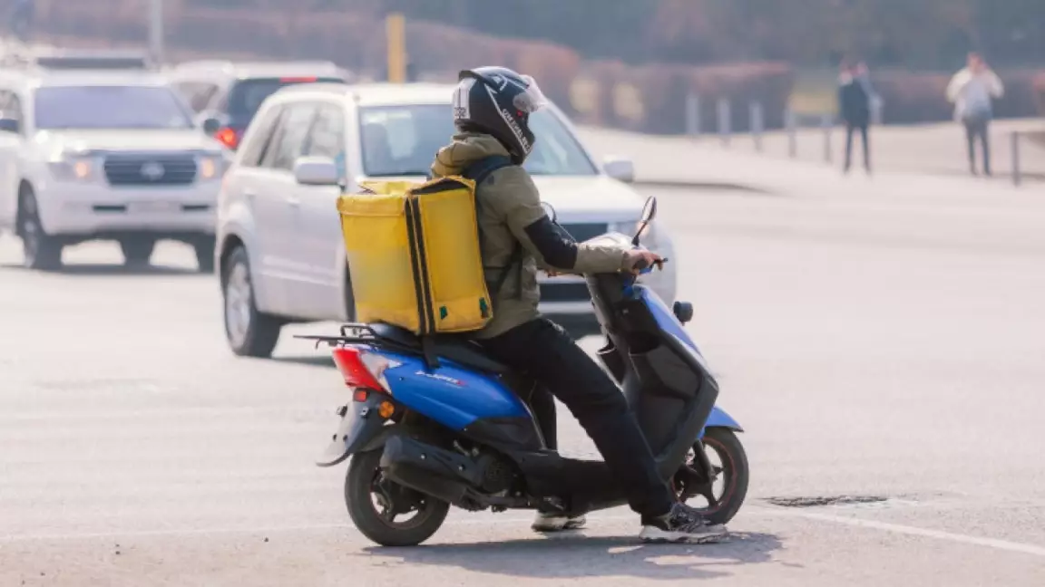 Қазақстанда курьерлер мен такси жүргізушілеріне ең төменгі сағаттық жалақы енгізу ұсынылды