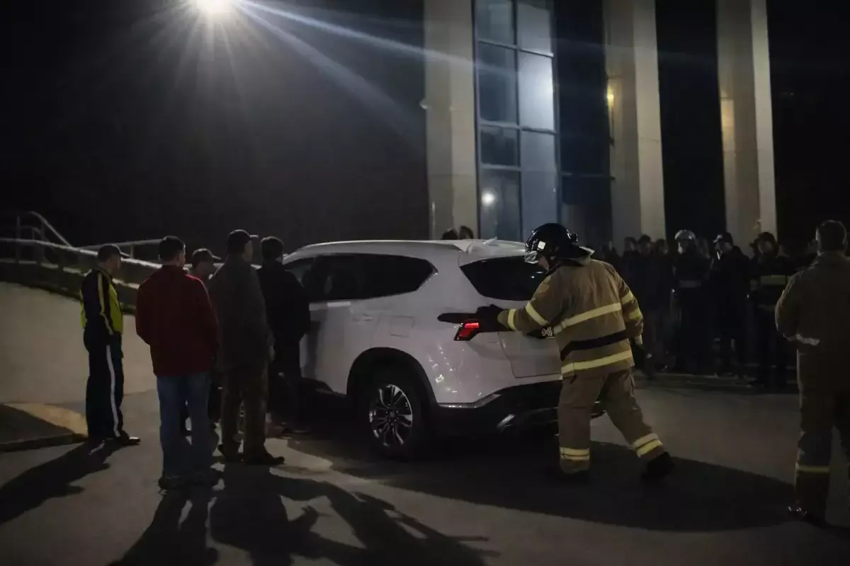 Гибель троих детей в Астане: пожарные опровергают, что потеряли время из-за машины во дворе