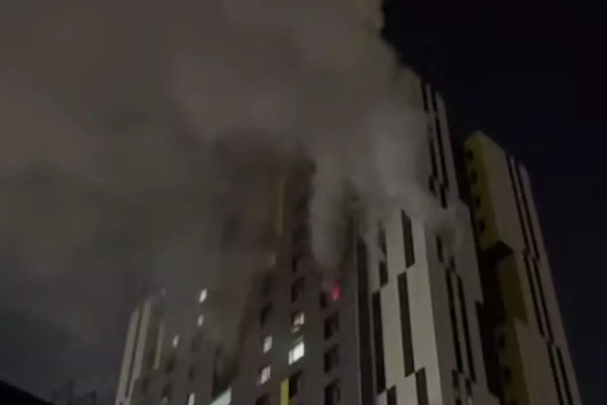 Пожар в столичном ЖК: спасатели опровергли слухи о 20‑минутной задержке из-за авто