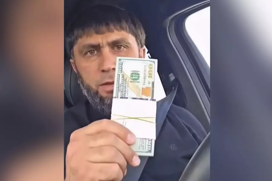 Су тасқынында Атырауға қапшық тасыған дағыстандық азаматқа Қазақстаннан бір бума доллар келген