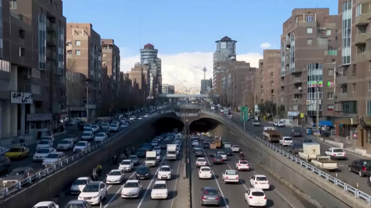 Образовательные учреждения в Иране переводят в онлайн