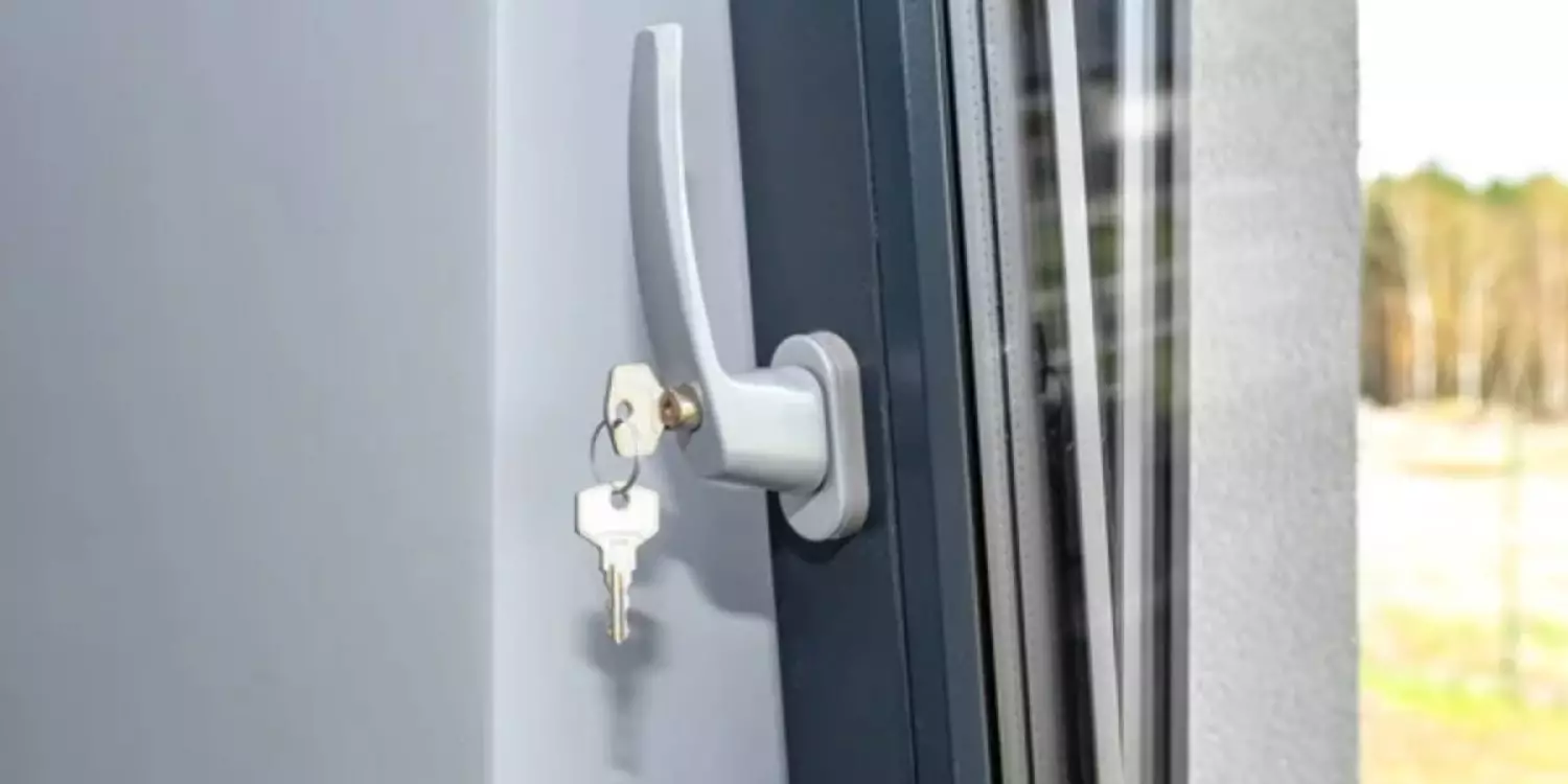 Ашық терезе – ата-ана үшін айыппұл: Бас прокуратура ескерту жасады